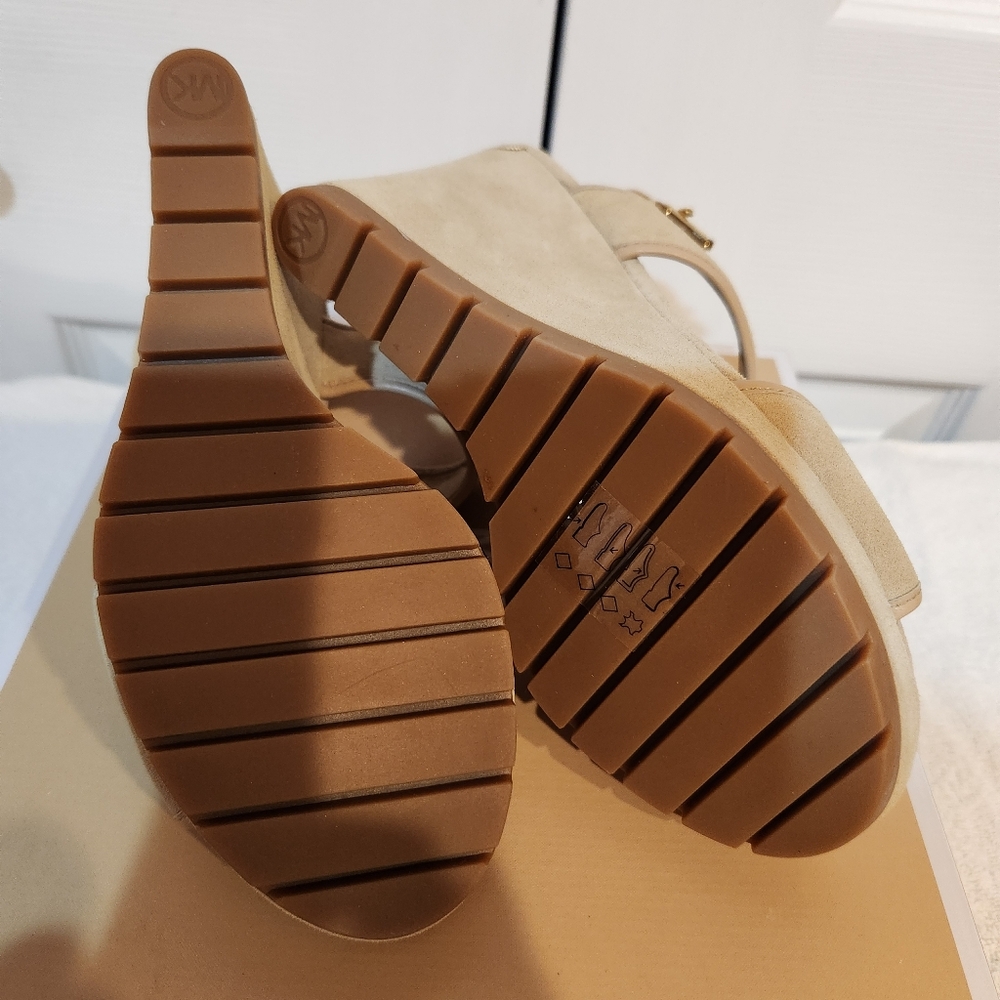 Michael Kors Tan Flat Sandals with Buckle Closure - Picture 5 of 5